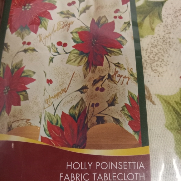 NEW Oblong Cloth Christmas Poinsetta Tablecloth 70"×52" - Picture 2 of 3